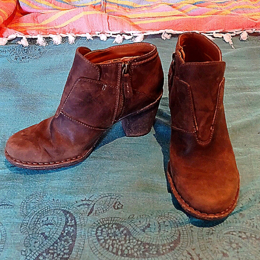 Brown leather booties size 7  Unstructured by Clarks~ SO cute